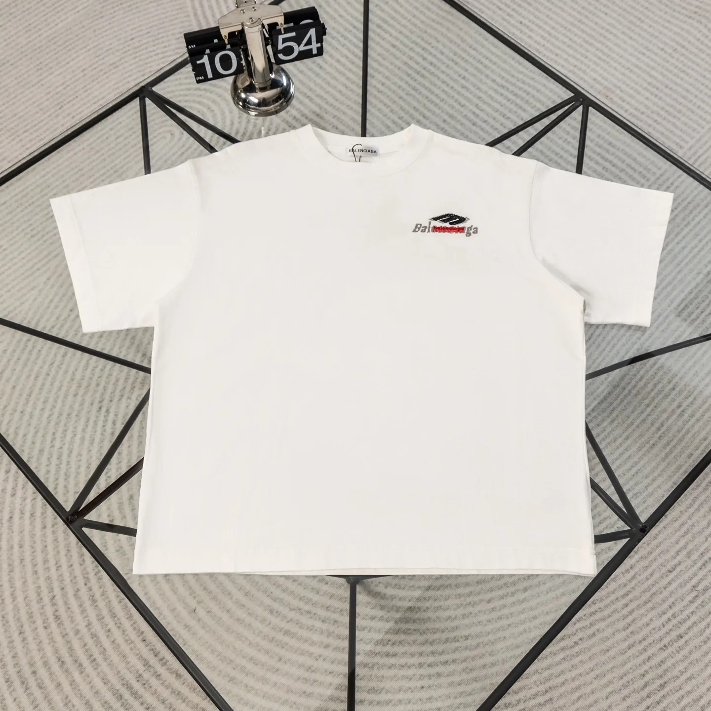 Balenciaga 26ss New Arrival T T | T ， ， ， Same Style ， 。 ， ； —— ， White ，Retro 。 ， 。 、 ， 、 ， Versatile ， 。 Size：s—xl ：Black White
